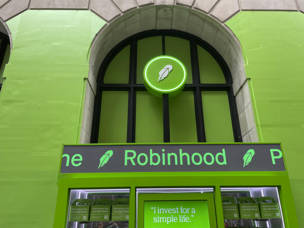 Why Robinhood is a better stock than Coinbase despite a 180% surge this year: Analyst